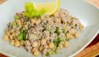 Salada de grão-de-bico com atum